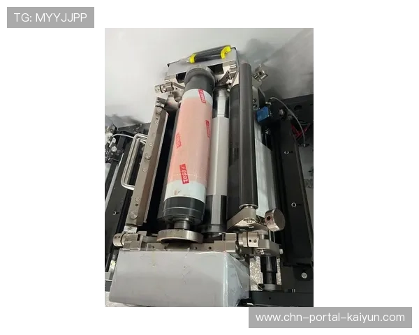 柔性显示屏替换传统广告牌，内容实时更新降低印刷成本