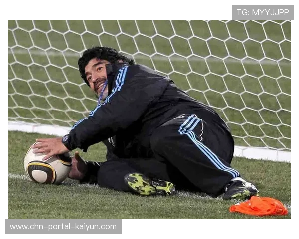 陈雨飞扑救球失败瞬间抓拍，汗水滴落映照拼搏精神