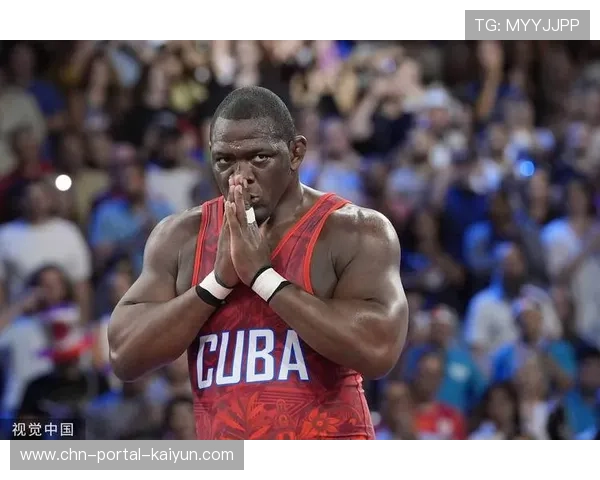 特写：37岁古巴传奇米哈因·洛佩斯赛后亲吻垫子，暗示或将退役